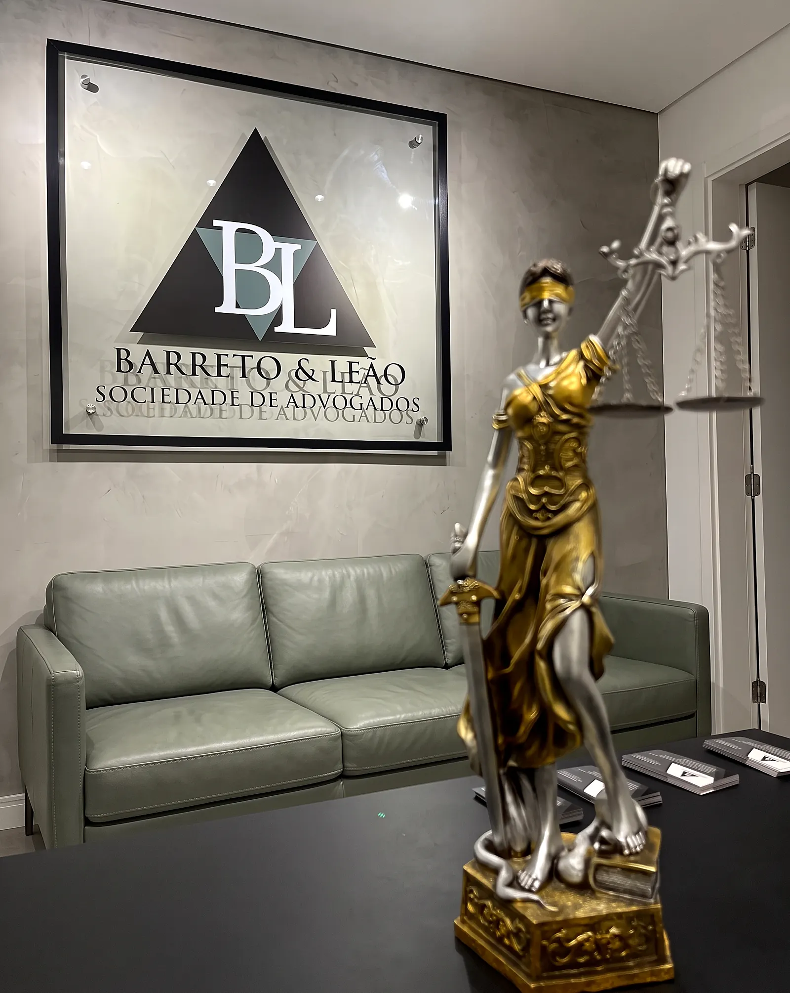 Recepção do Barreto & Leão Advogados Associados, com a placa do escritório e a estátua da Justiça
